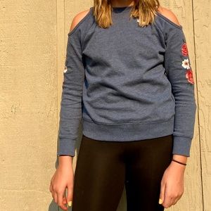 Blue flower shoulder cut sweat shirt